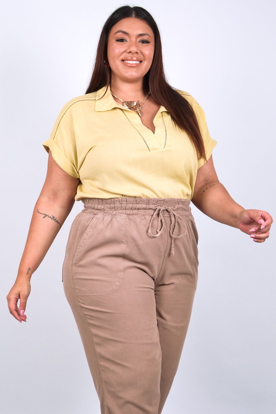Polo feminina em viscose com detalhes amarelo