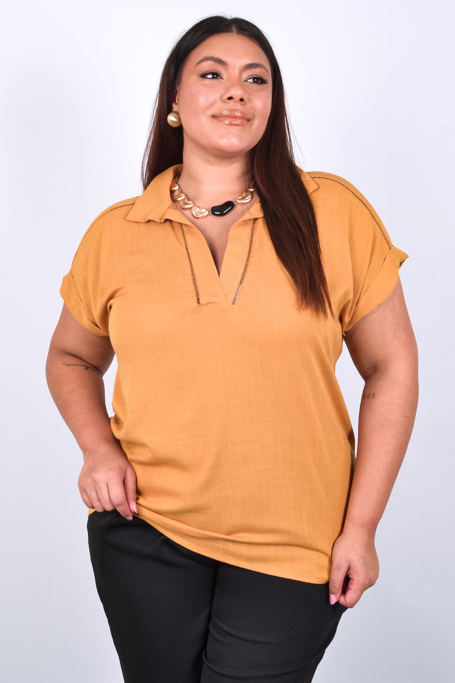 Polo feminina em viscose com detalhes caramelo