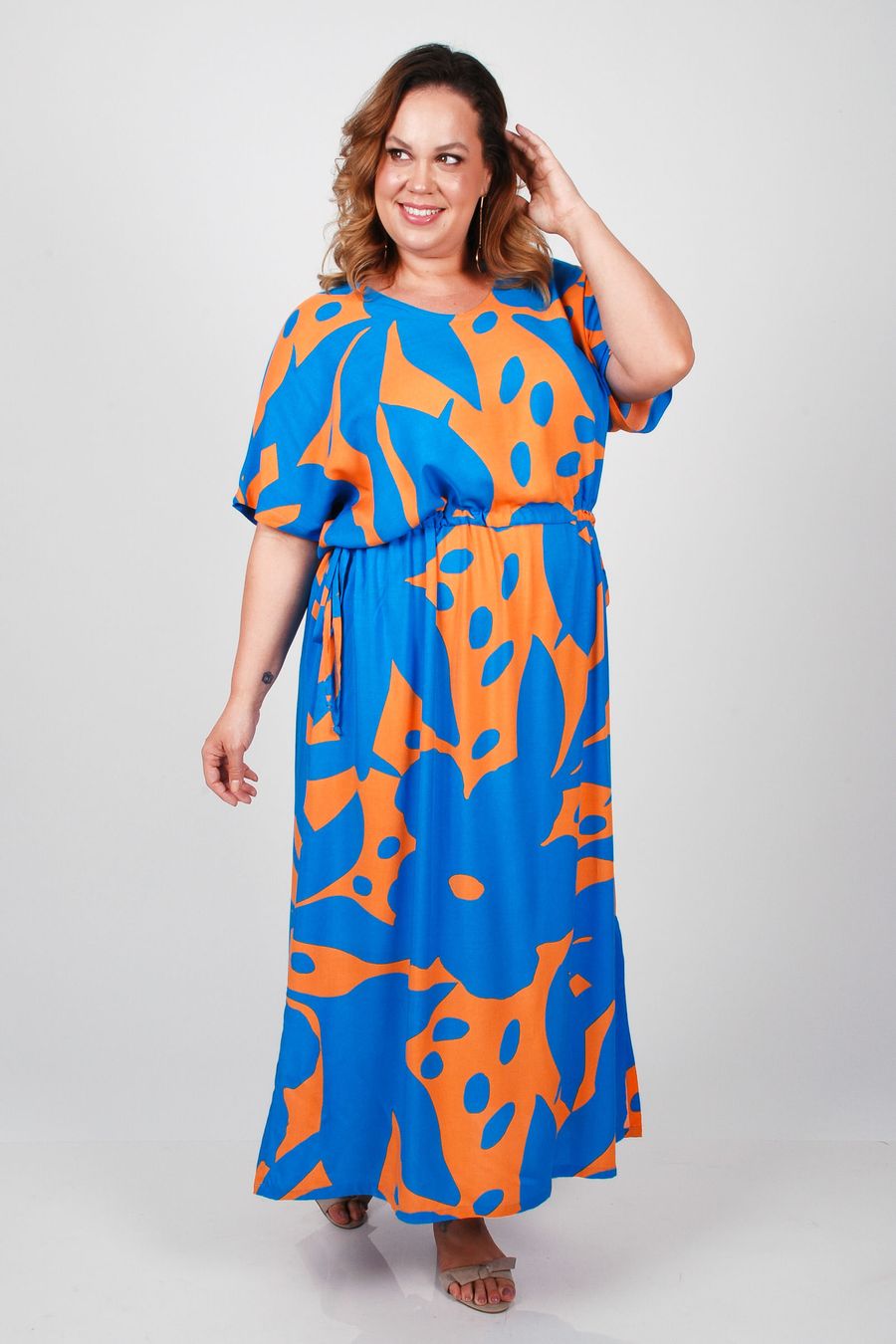 Vestido em viscose estampada plus size laranja