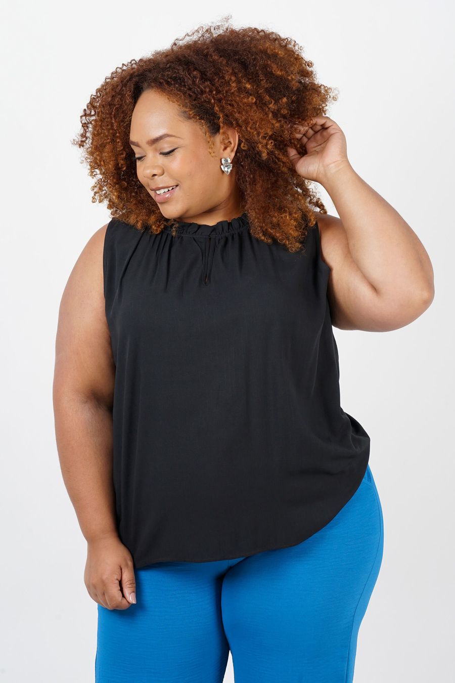 Regata com franzido na gola plus size preto
