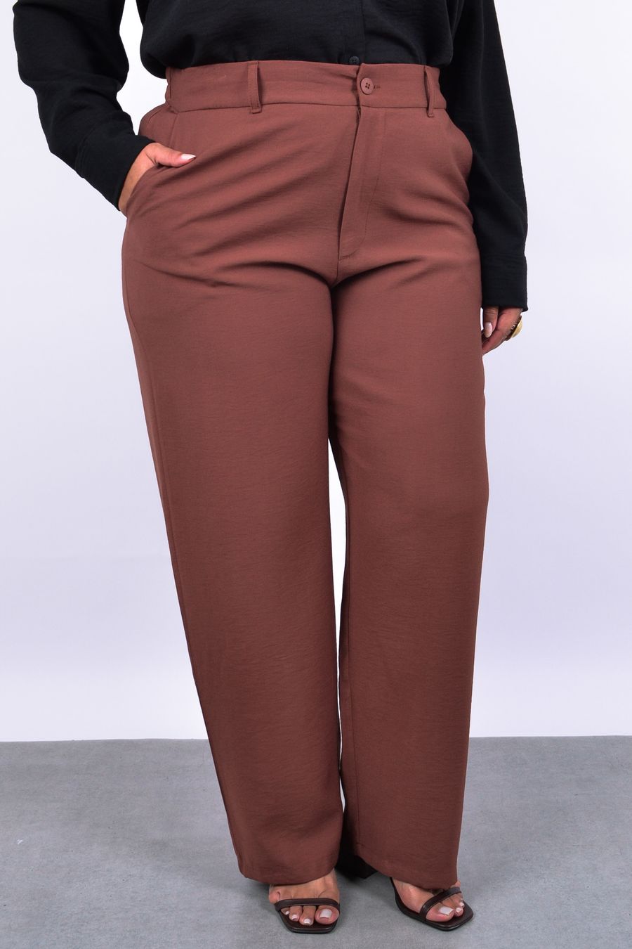 Calça reta alfaiataria feminina marrom