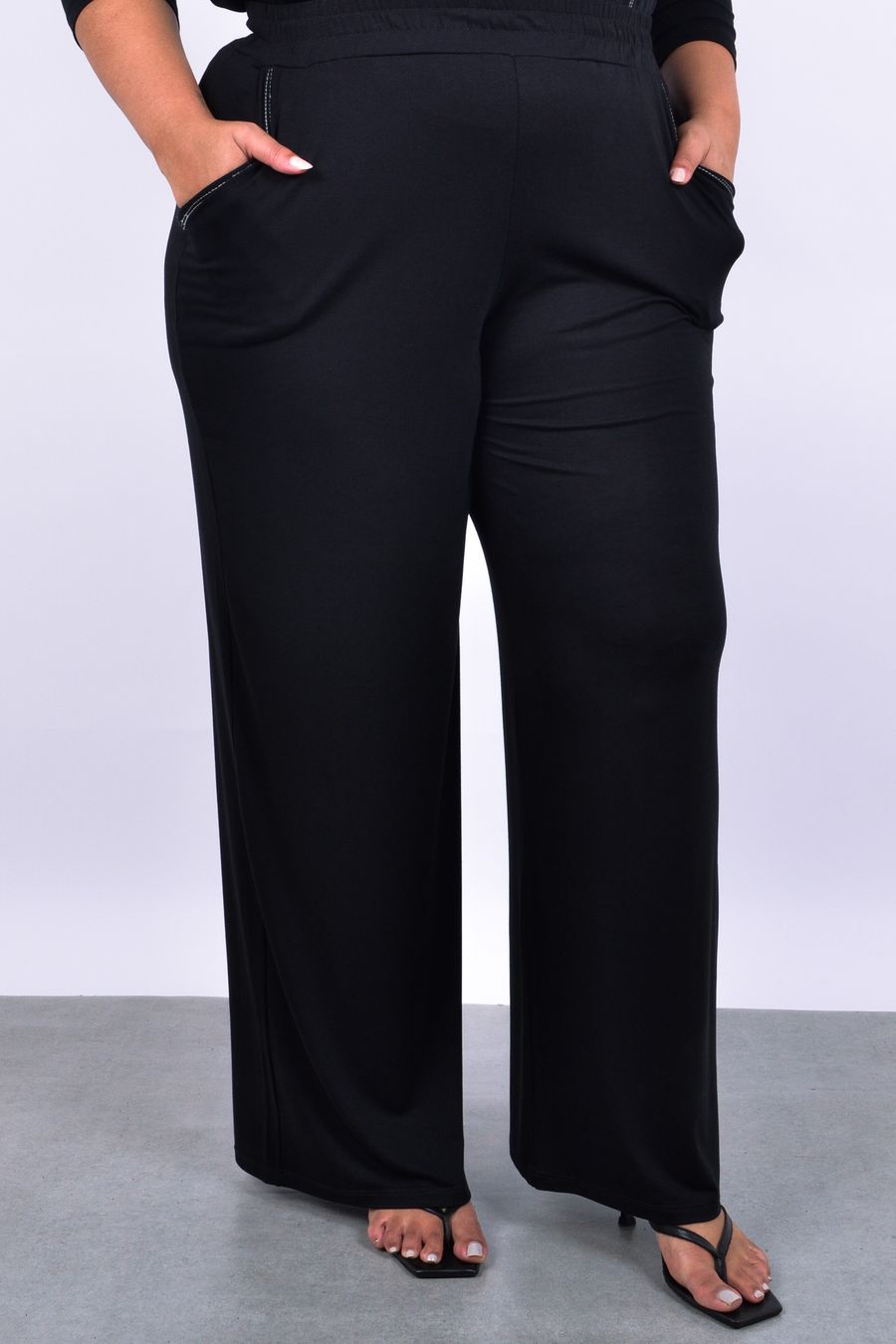 Calça reta feminina com pesponto contrastante preto