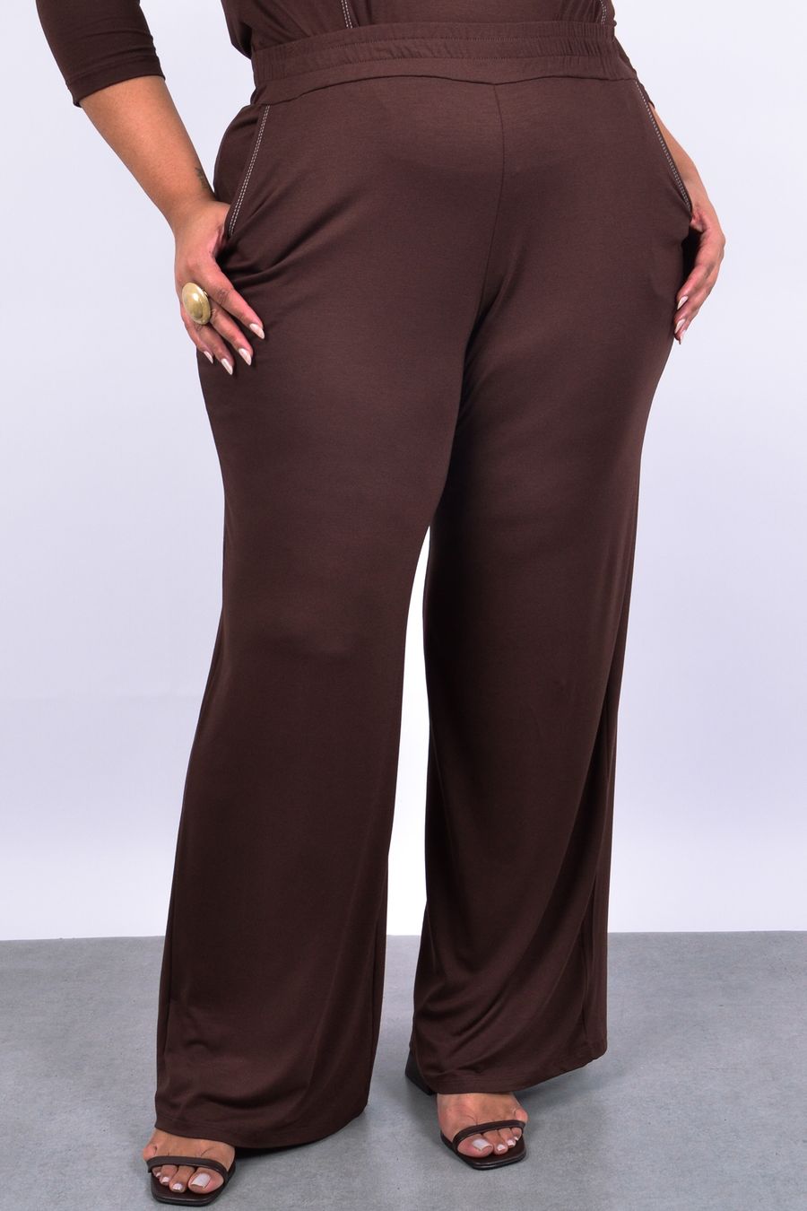 Calça reta feminina com pesponto contrastante marrom