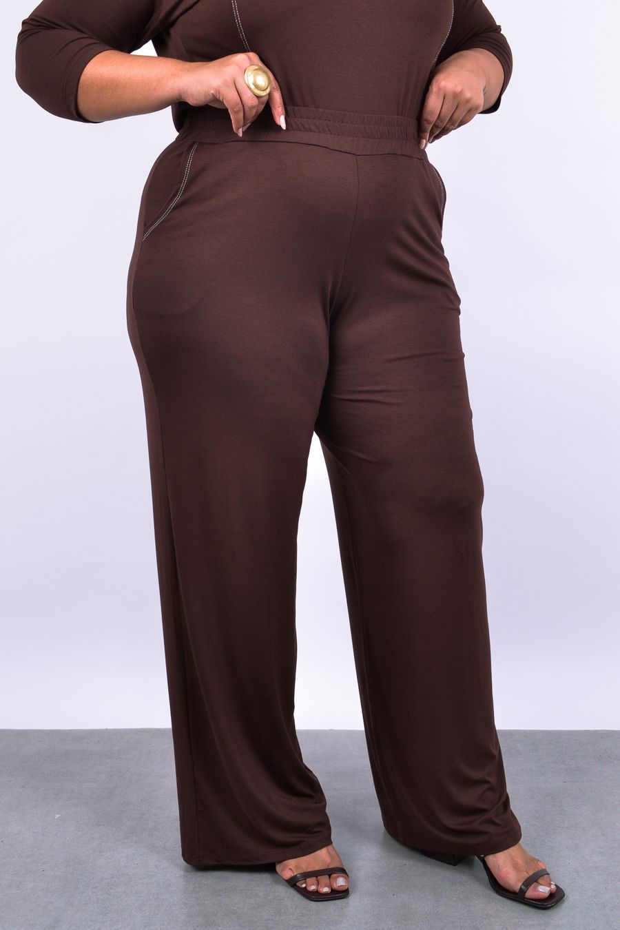 Calça reta feminina com pesponto contrastante marrom