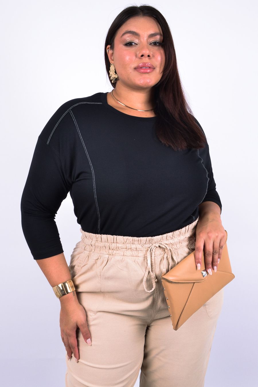 Blusa feminina com manga 3/4 e pespontos contrastantes. preto