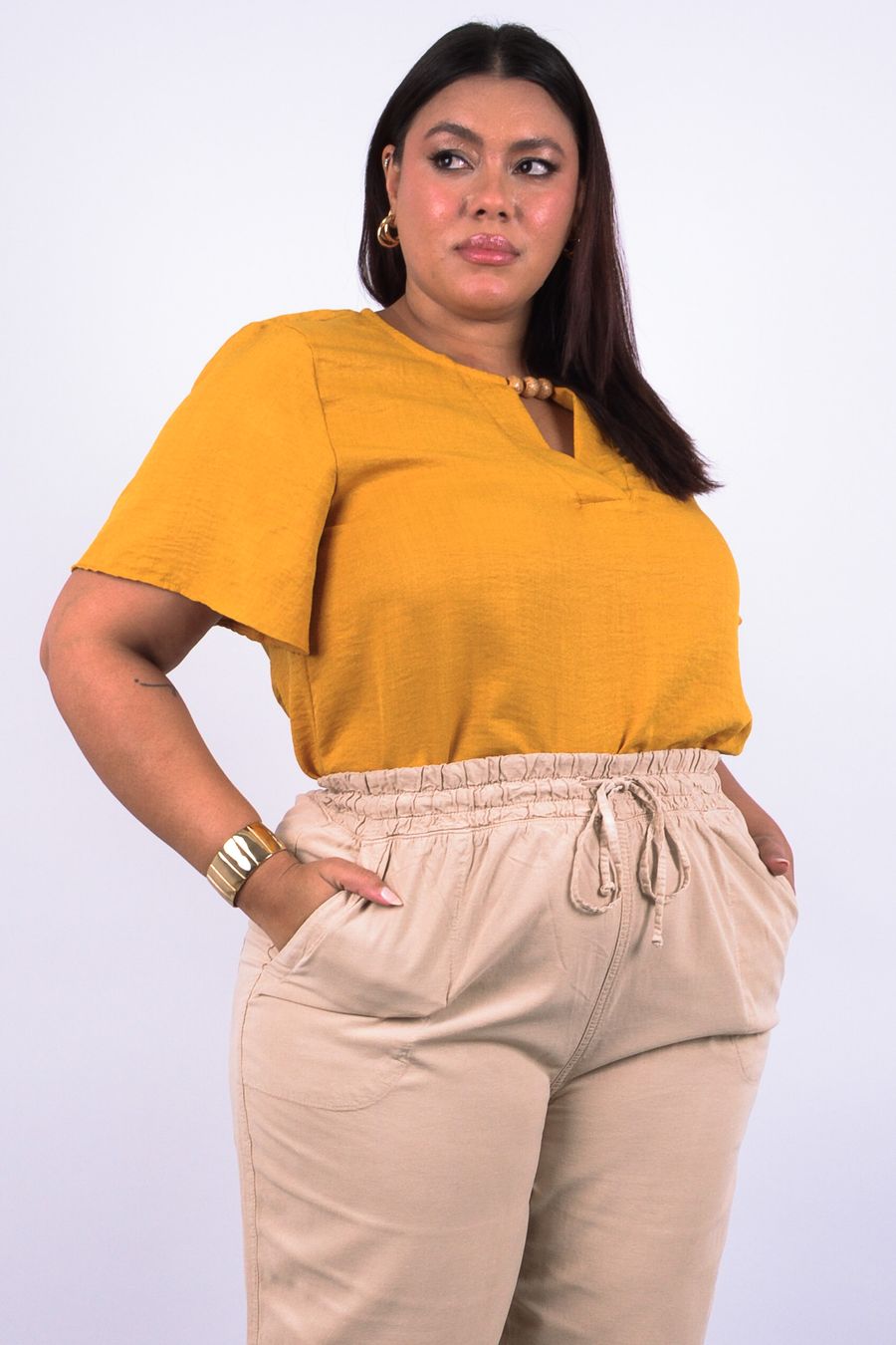 Blusa feminina manga curta com detalhe no decote caramelo