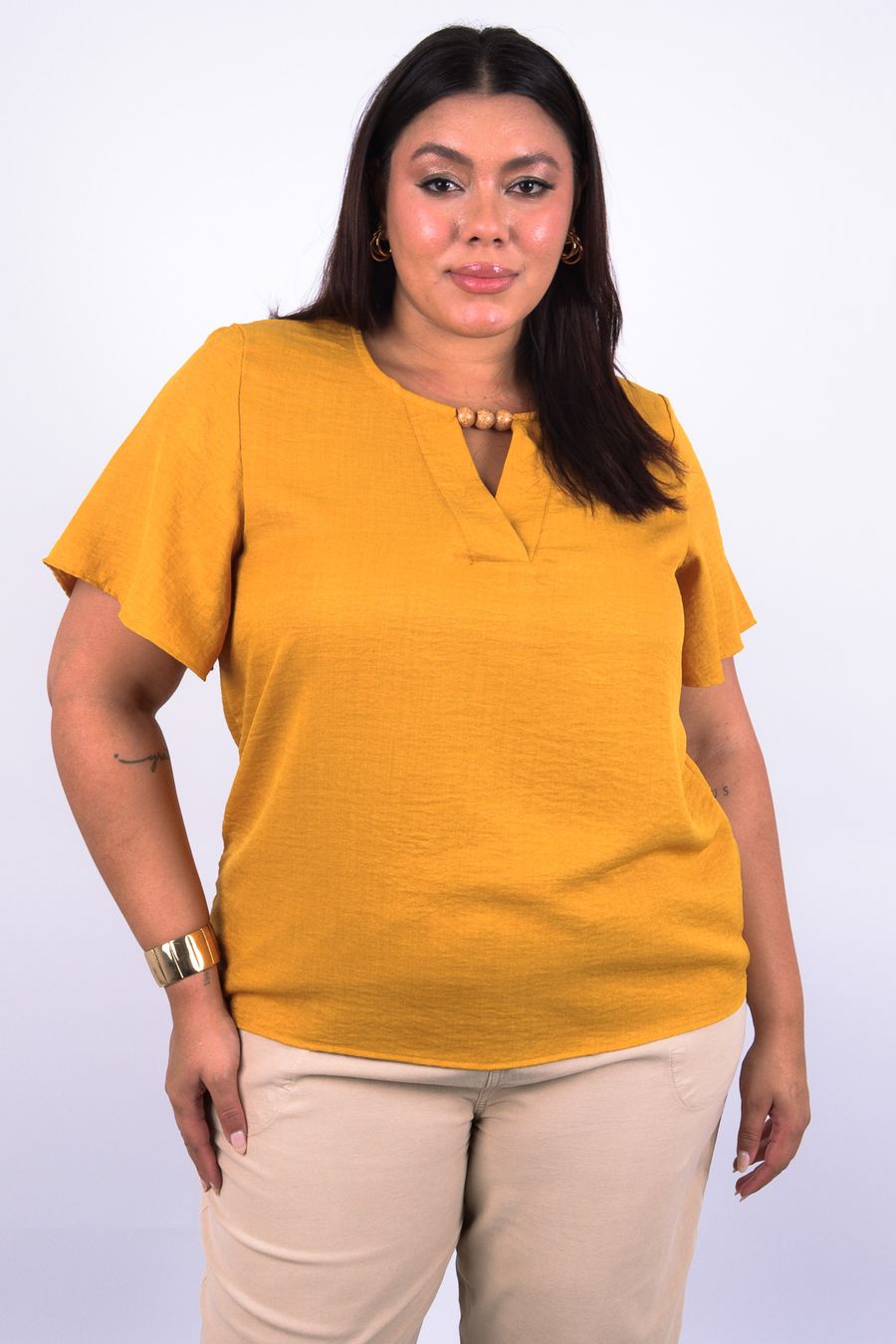 Blusa feminina manga curta com detalhe no decote caramelo