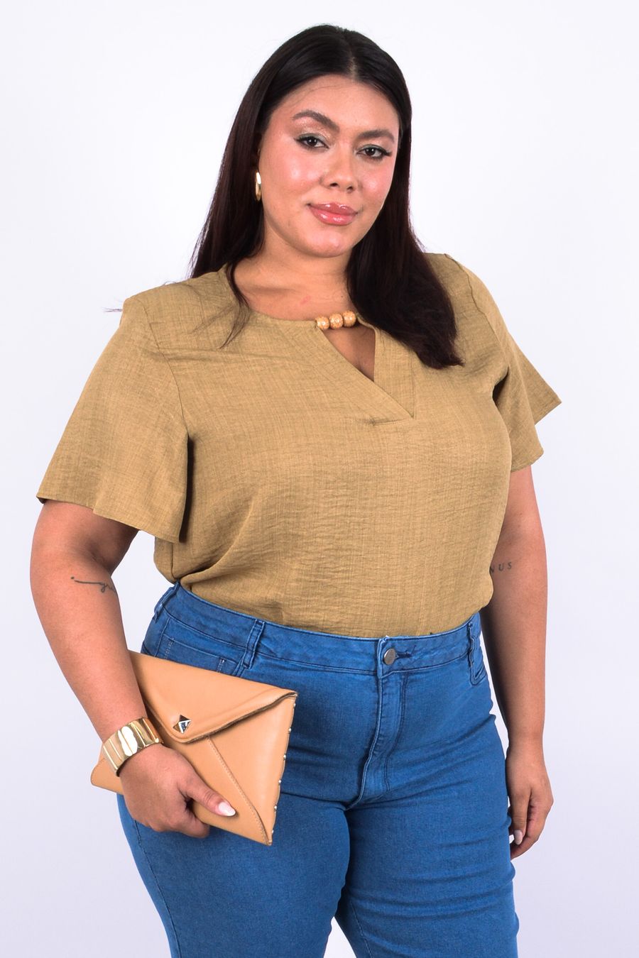 Blusa feminina manga curta com detalhe no decote kaki