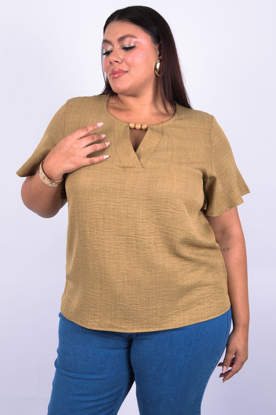 Blusa feminina manga curta com detalhe no decote kaki