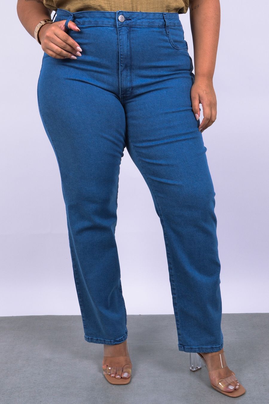 Calça jeans feminina reta com lavagem jeans blue