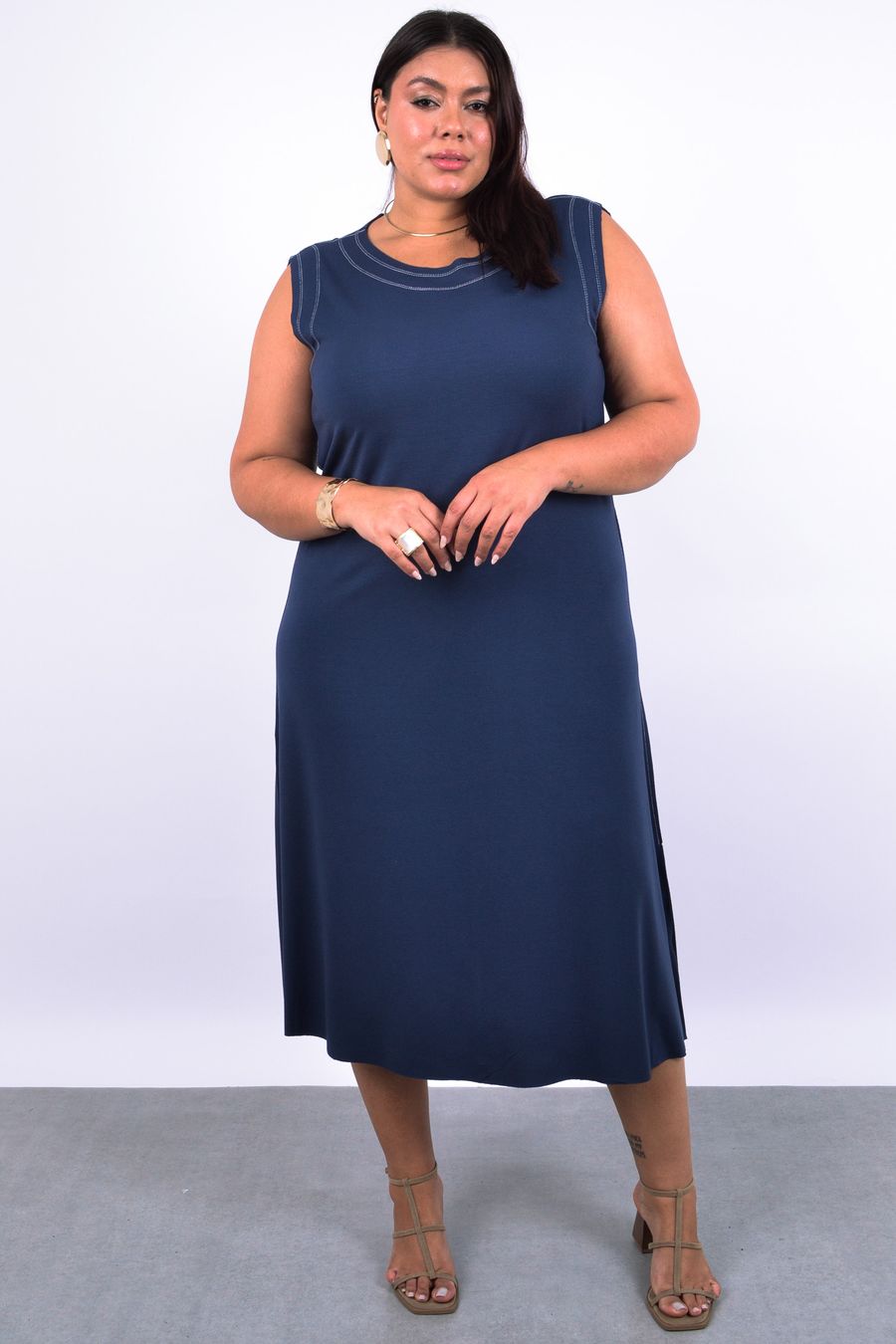 Vestido midi em moletinho com pespontos contrastantes azul marinho