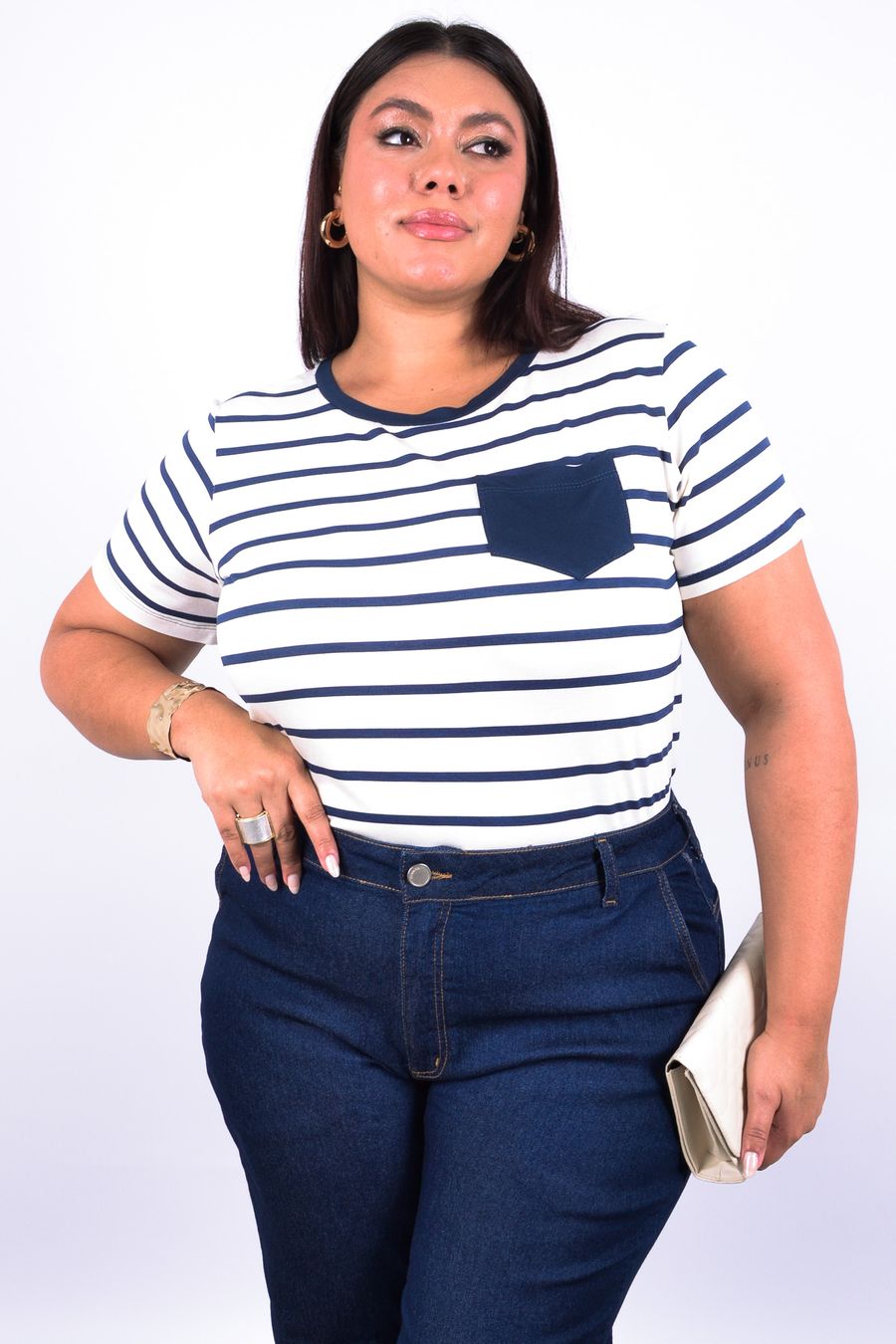 Blusa feminina malha listrada com bolso liso azul marinho