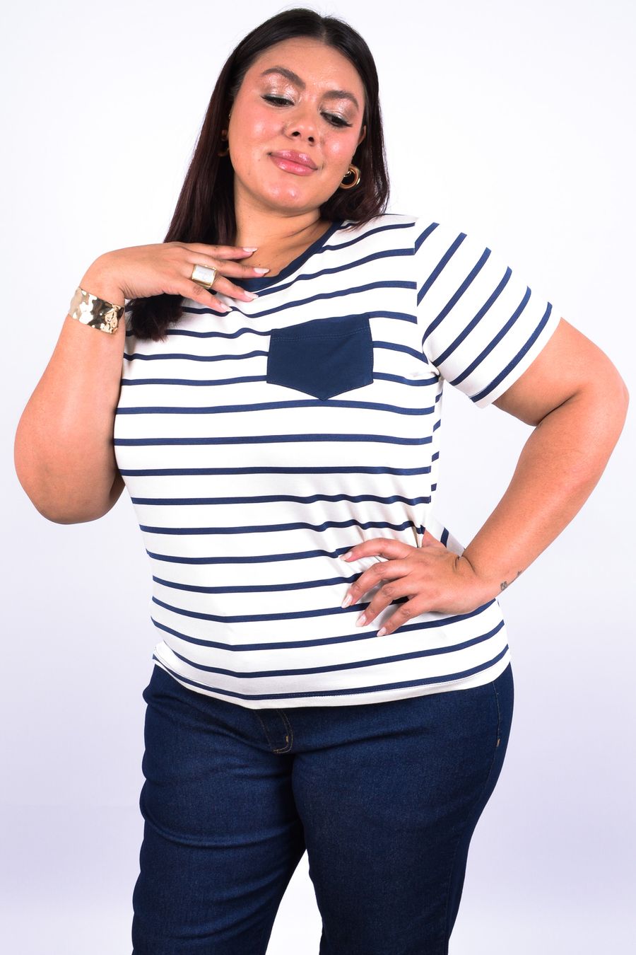 Blusa feminina malha listrada com bolso liso azul marinho