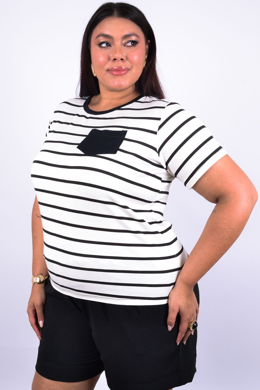 Blusa feminina malha listrada com bolso liso preto