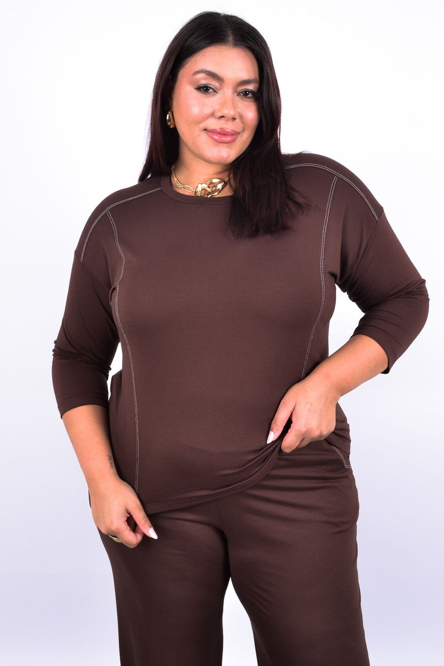 Blusa feminina com manga 3/4 e pespontos contrastantes. marrom