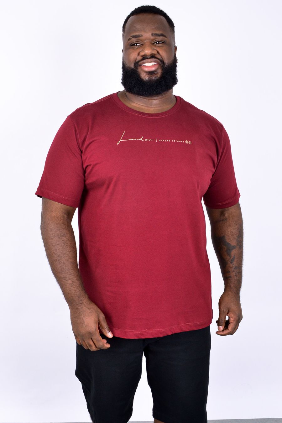 Camiseta masculina meia malha manga curta com estampa "london" vinho