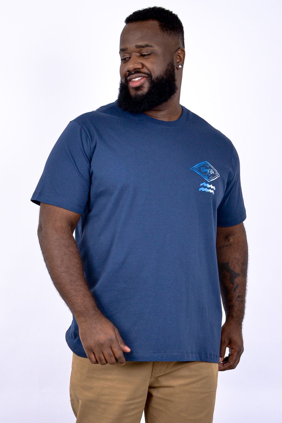 Camiseta masculina meia malha com estampa "surf" azul marinho