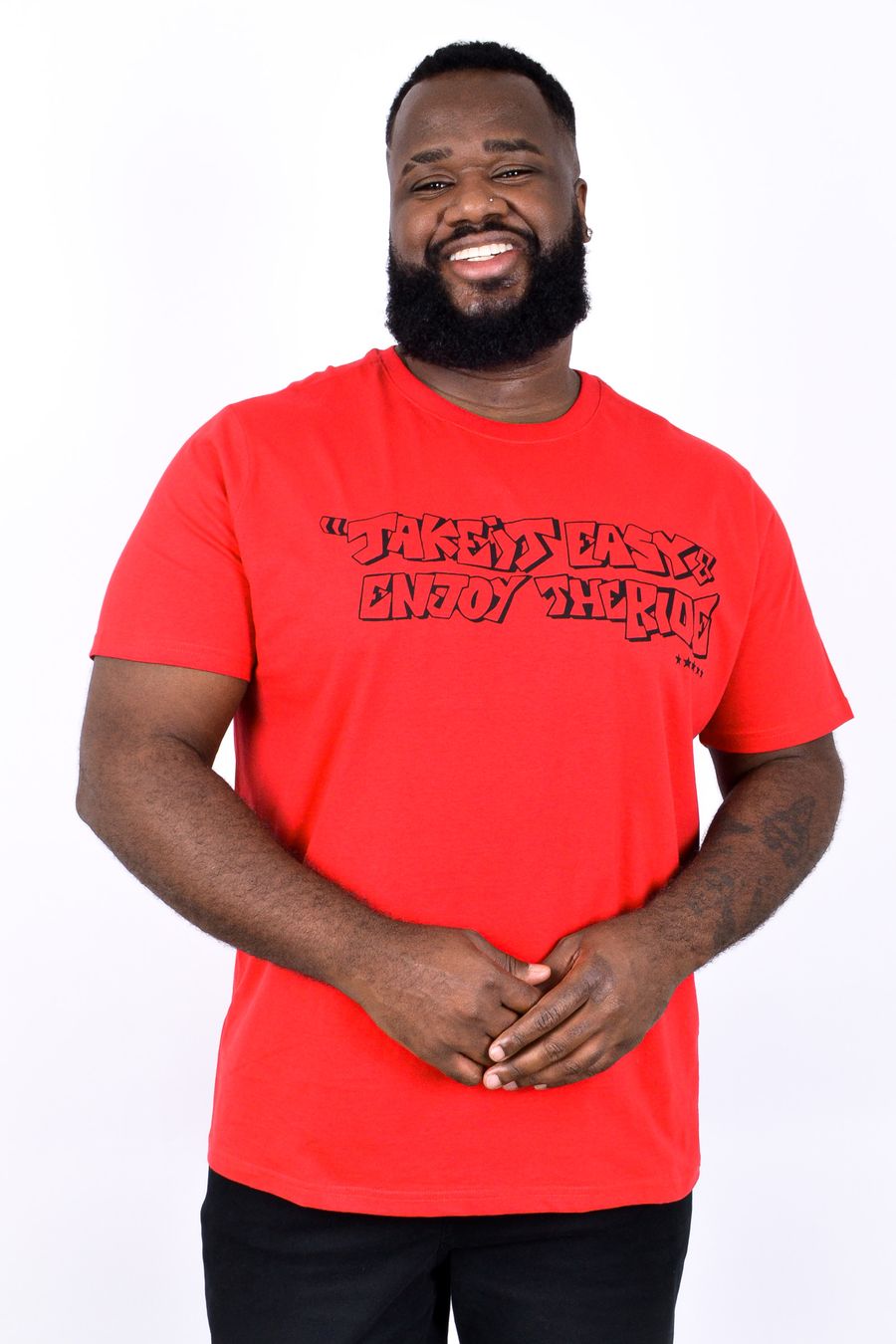 Camiseta masculina meia malha com estampa "take it easy" vermelho