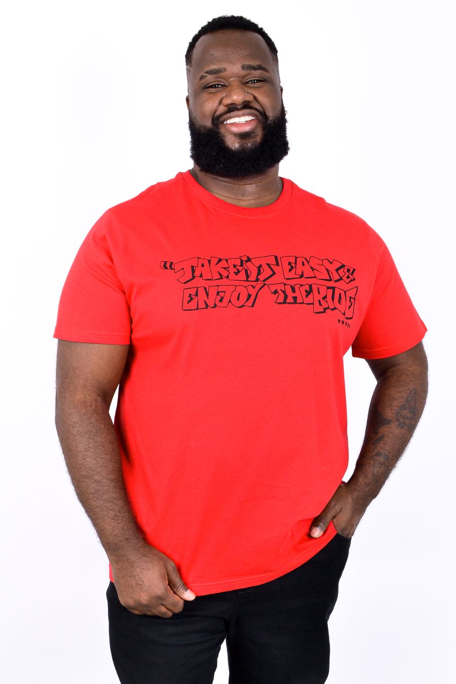 Camiseta masculina meia malha com estampa "take it easy" vermelho