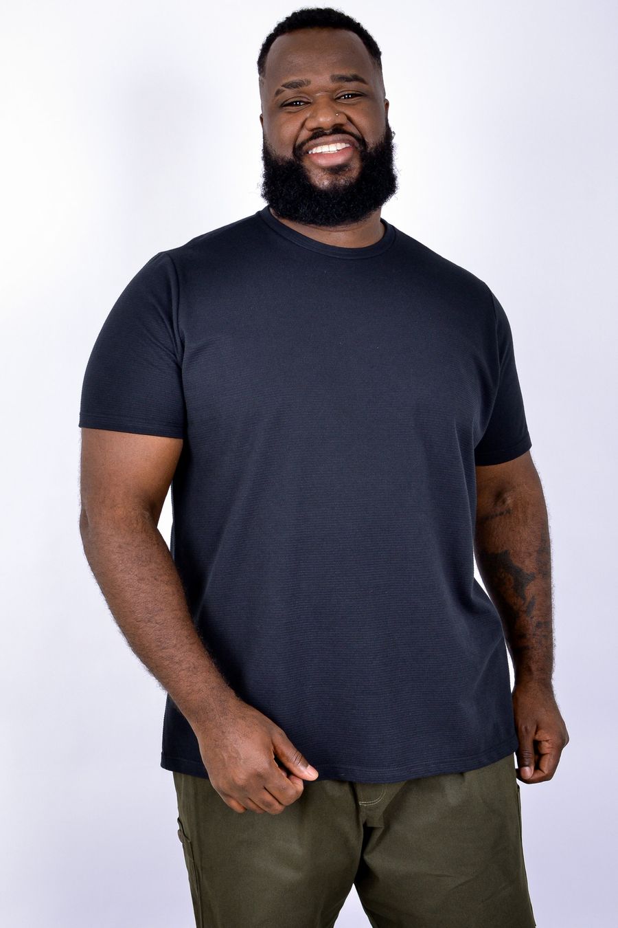 Camiseta masculina em malha com textura listrada preto