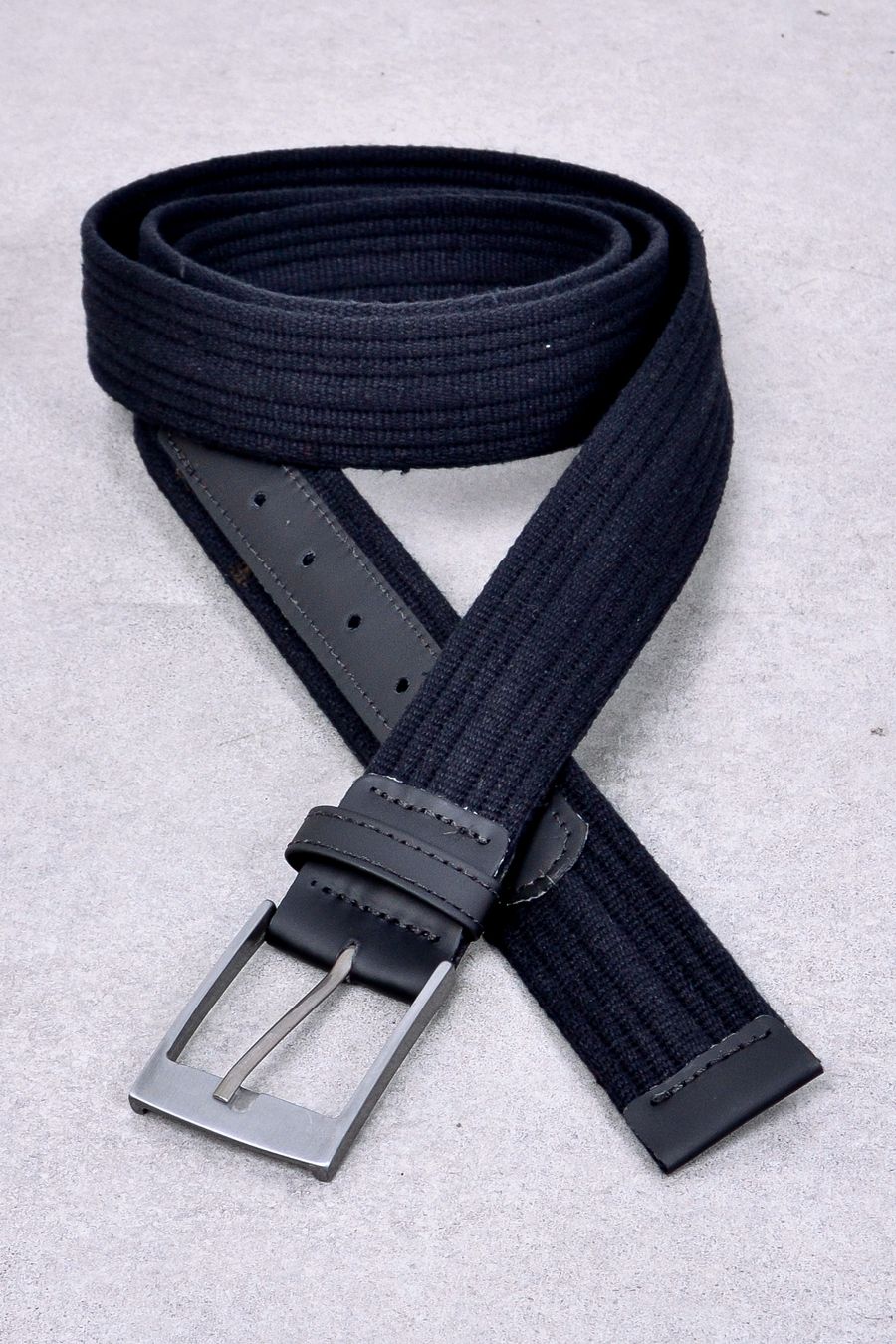 Cinto masculino em cadarço com detalhe em couro preto
