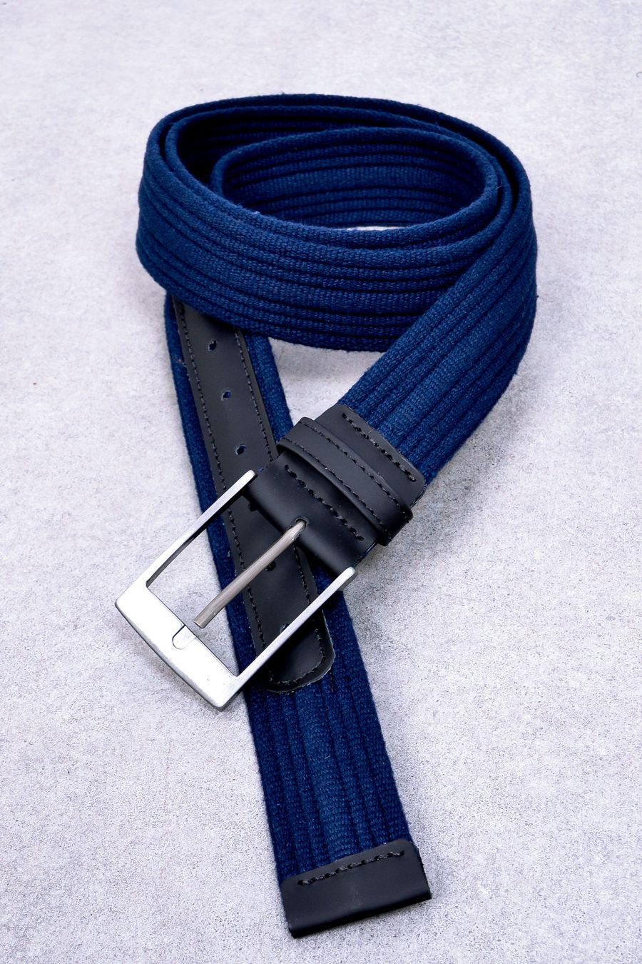 Cinto masculino em cadarço com detalhe em couro azul marinho