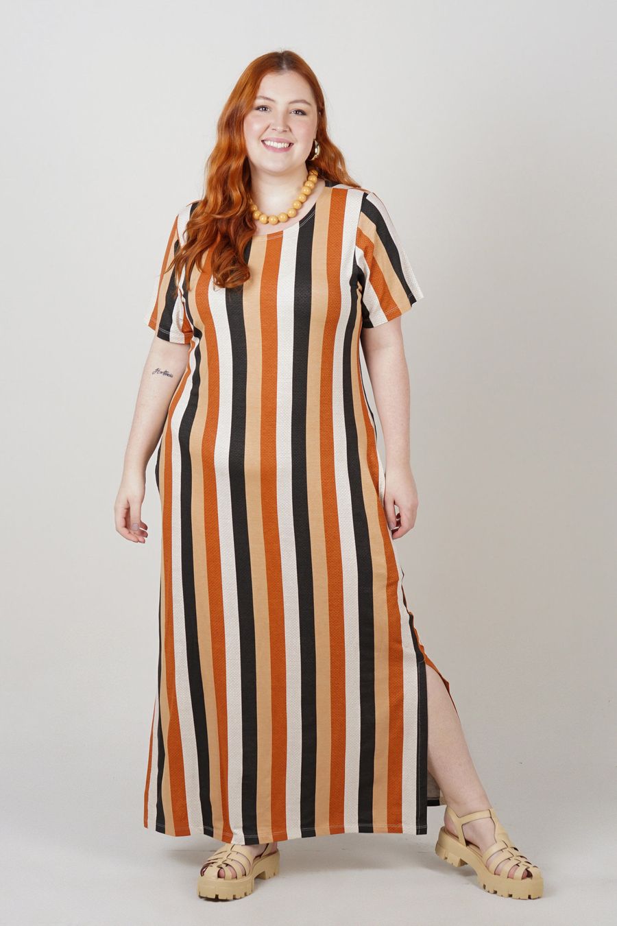 Vestido longo listrado plus size bege