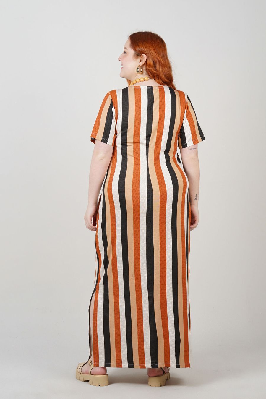 Vestido longo listrado plus size bege