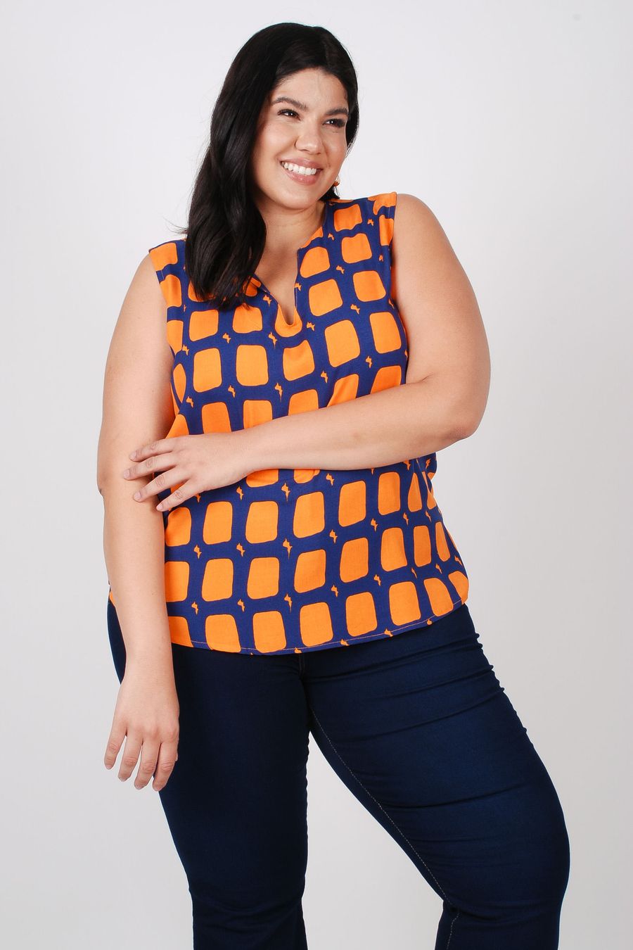 Regata estampada com detalhe no decote plus size laranja