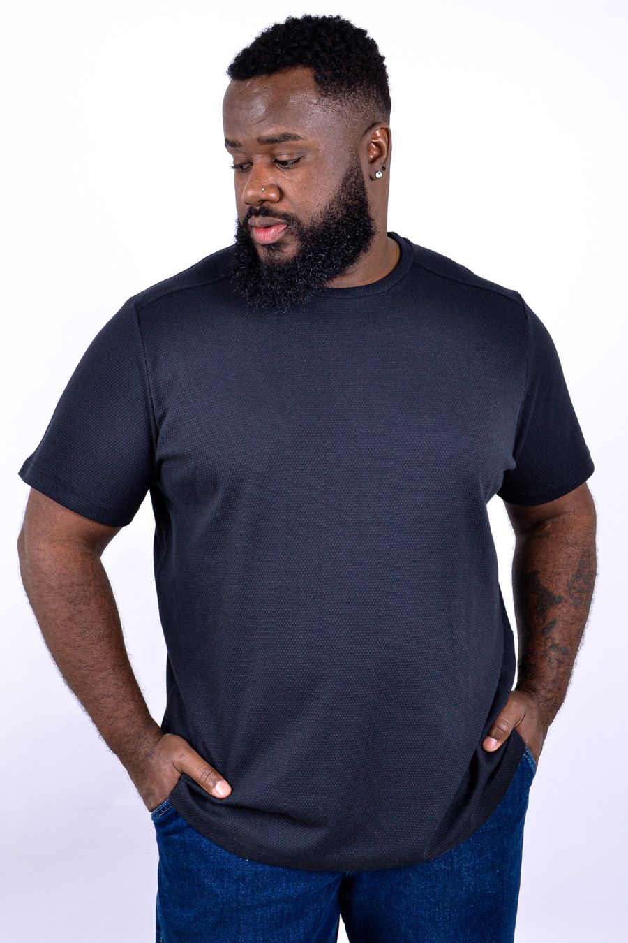 Camiseta masculina em malha texturizada favo de abelha preto