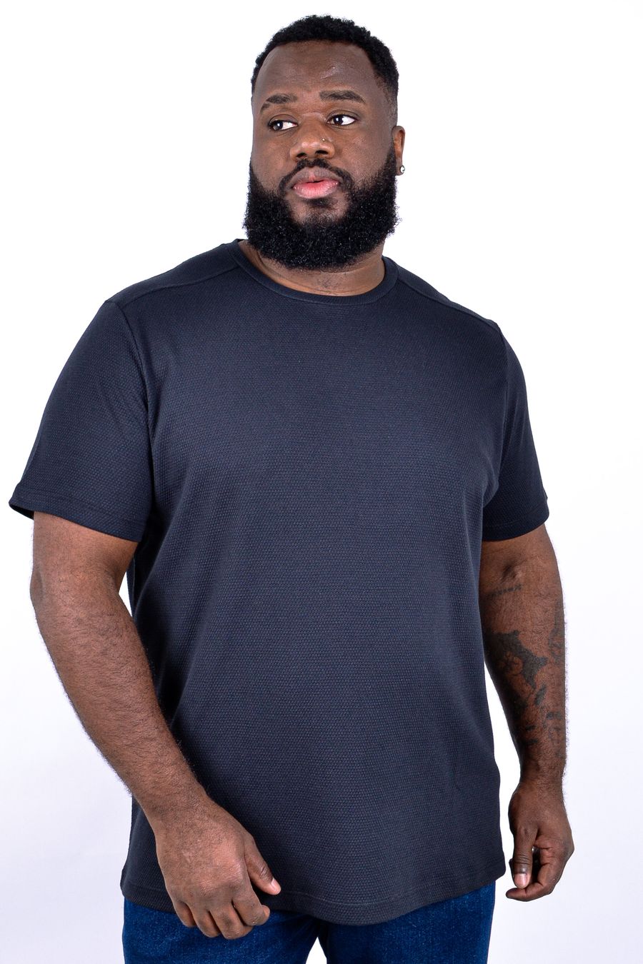 Camiseta masculina em malha texturizada favo de abelha preto