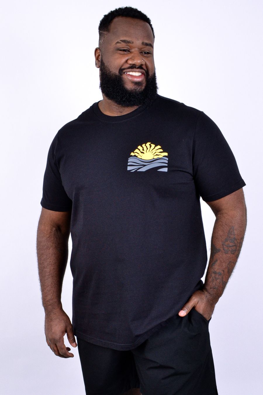 Camiseta masculina meia malha com estampa "sun" preto