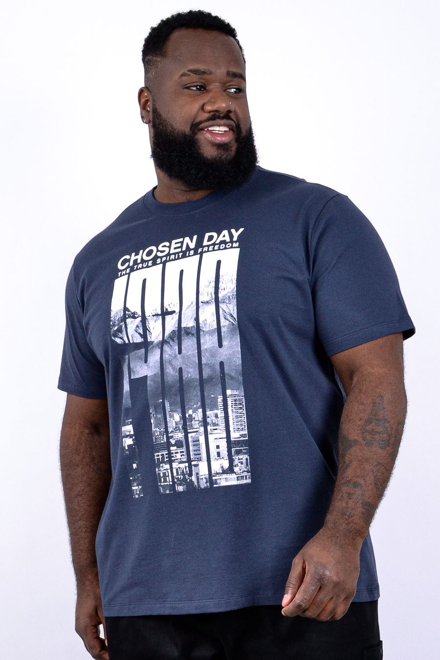 Camiseta masculina meia malha com estampa "chosen day" azul marinho