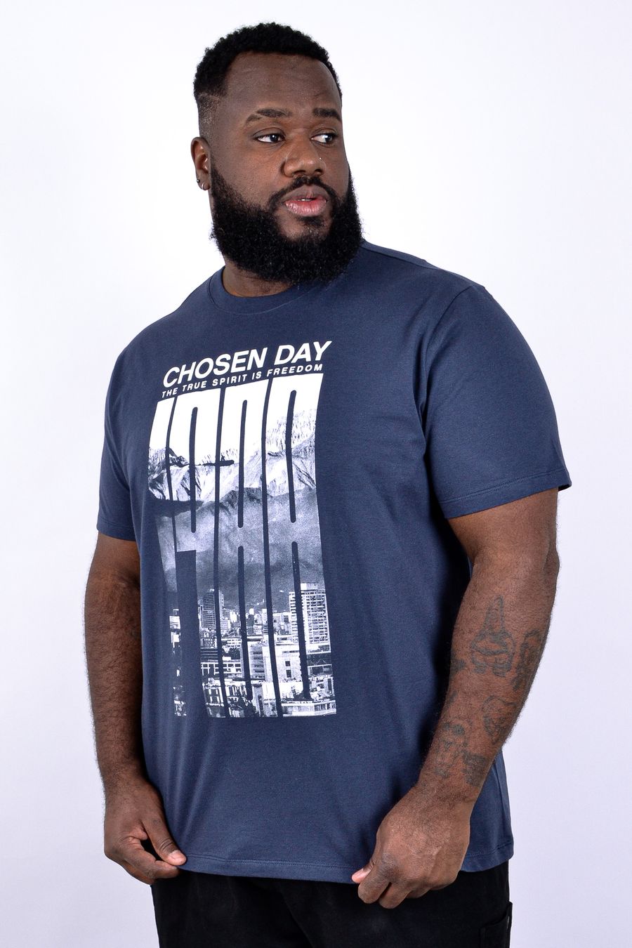Camiseta masculina meia malha com estampa "chosen day" azul marinho