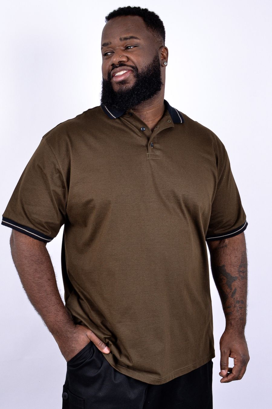 Polo masculina meia malha com detalhes na gola e punhos marrom