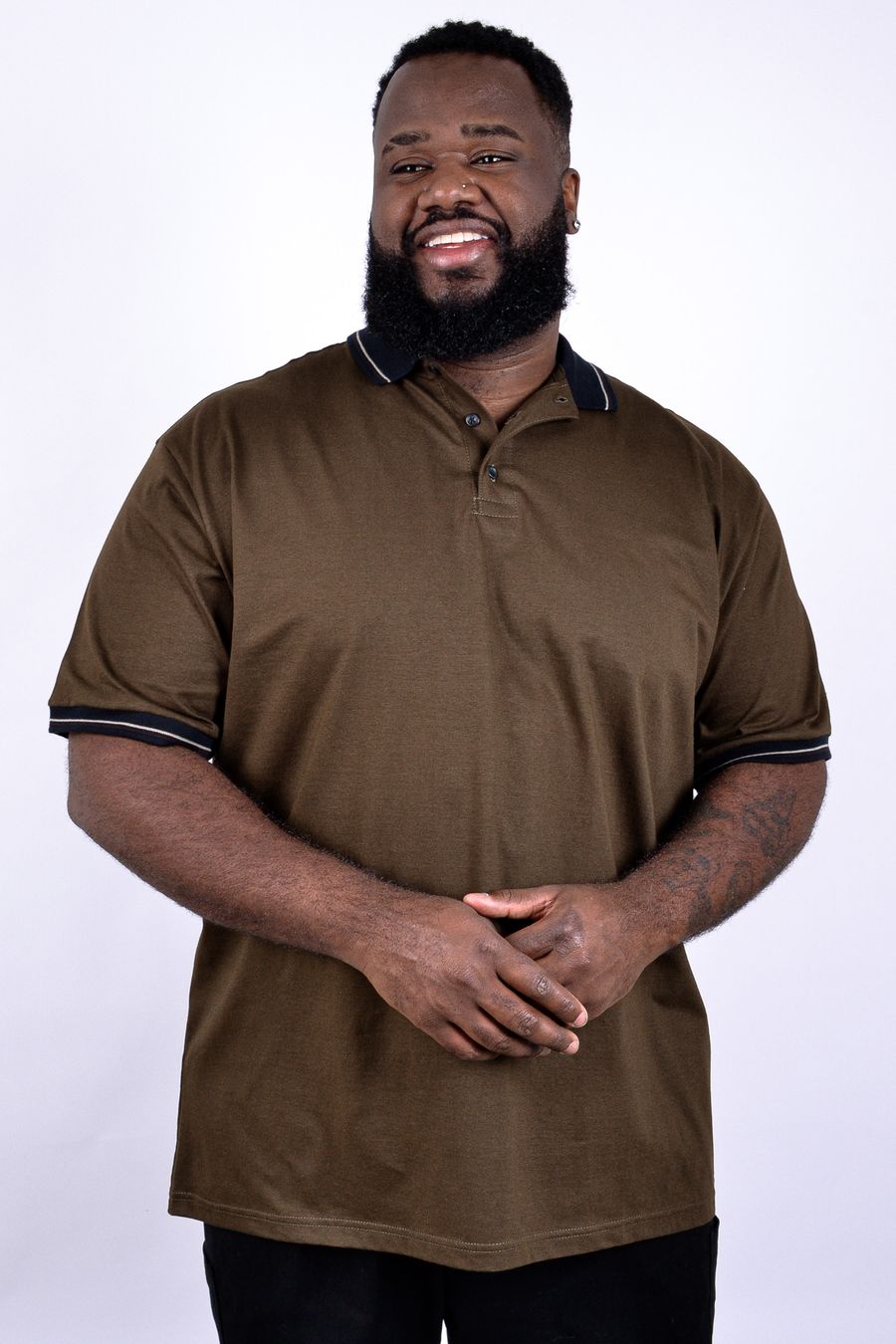 Polo masculina meia malha com detalhes na gola e punhos marrom