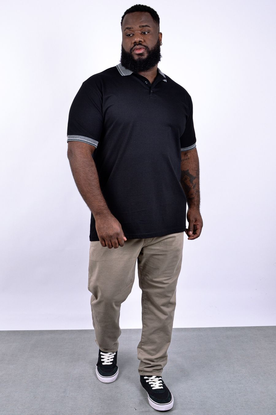 Polo masculina meia malha com detalhes na gola e punhos preto