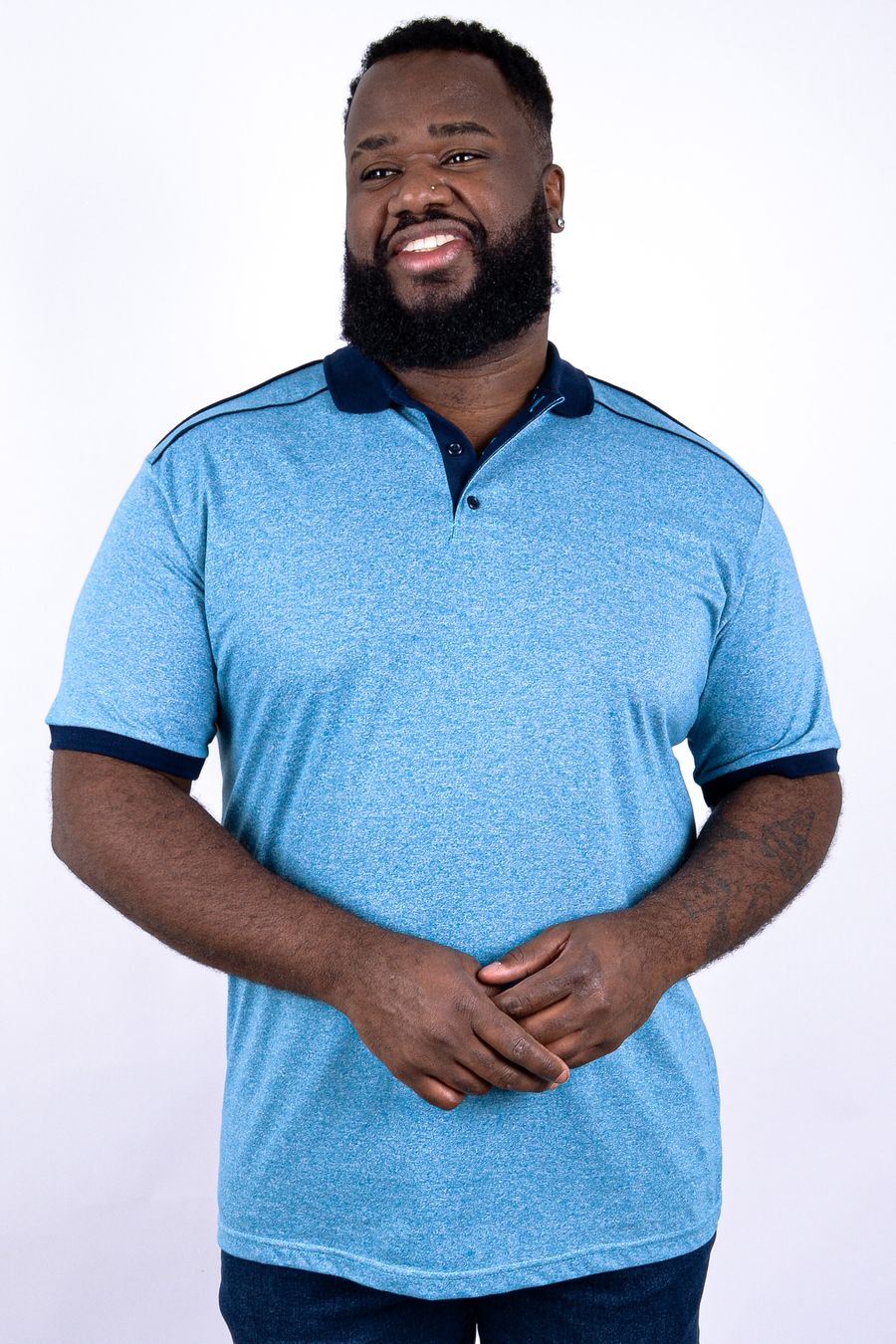 Polo masculina em malha mescla com vivos contrastantes azul petroleo