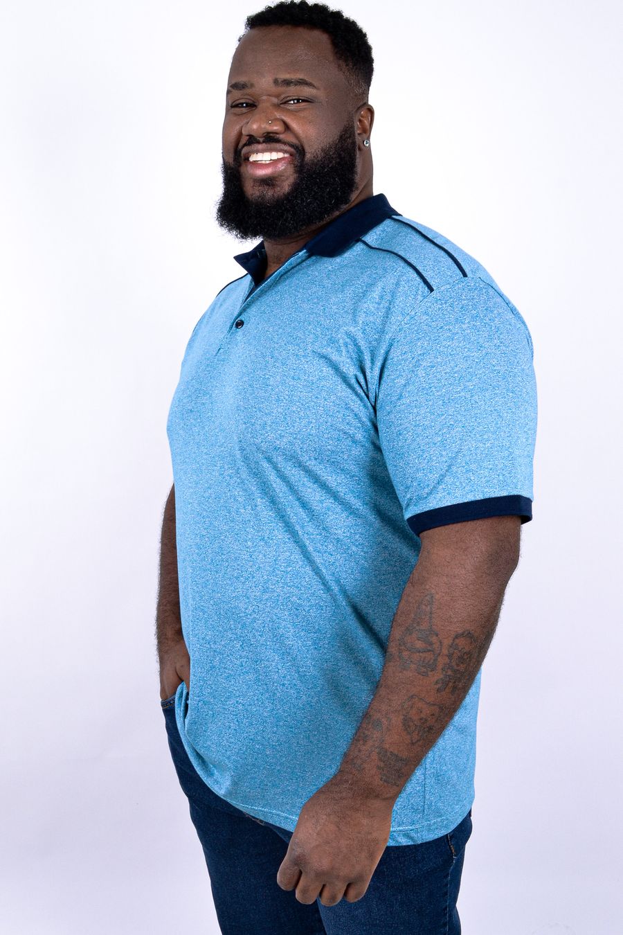 Polo masculina em malha mescla com vivos contrastantes azul petroleo