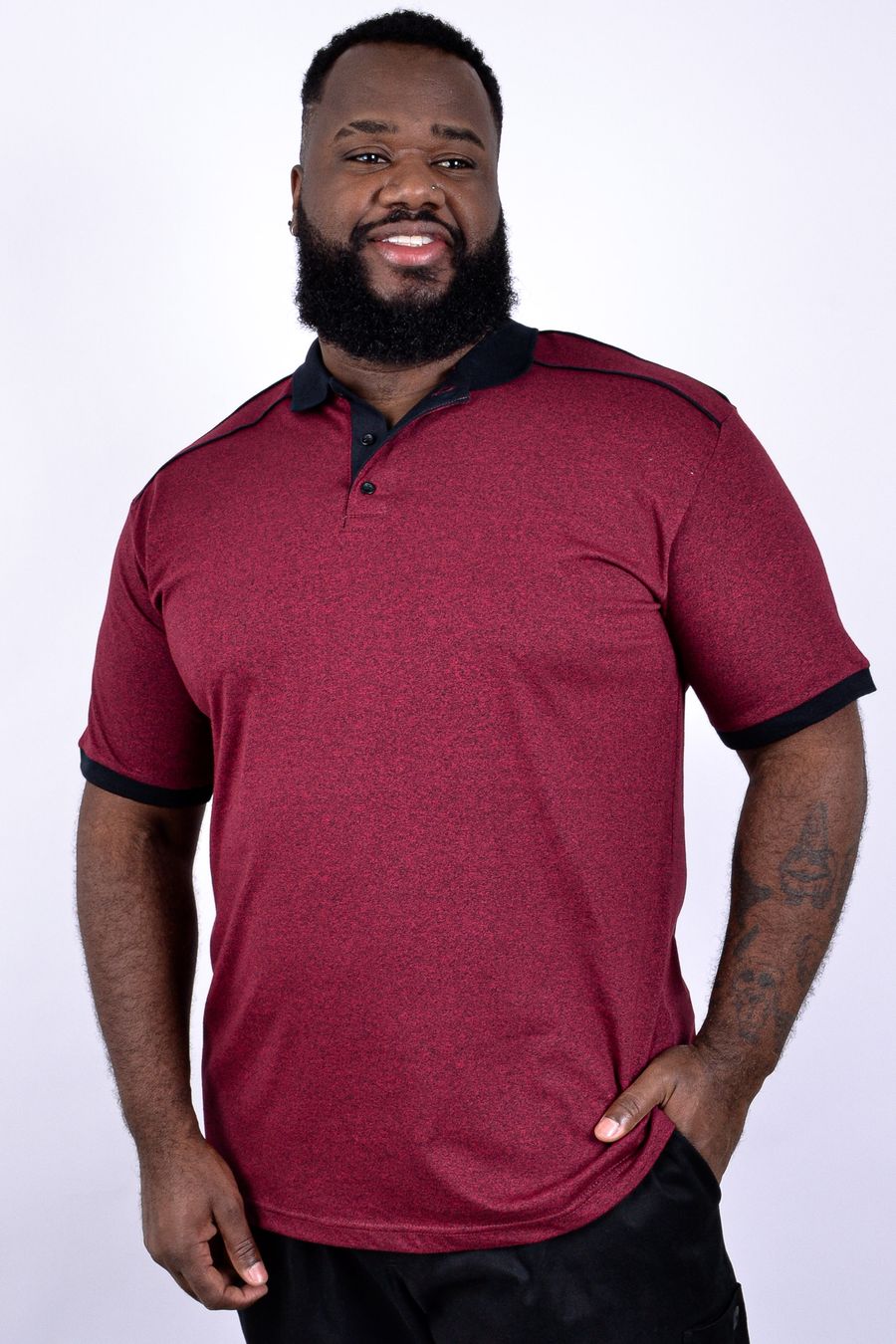 Polo masculina em malha mescla com vivos contrastantes vinho