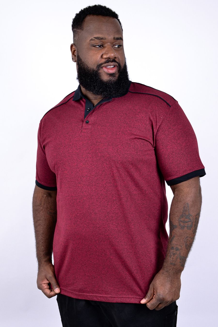 Polo masculina em malha mescla com vivos contrastantes vinho