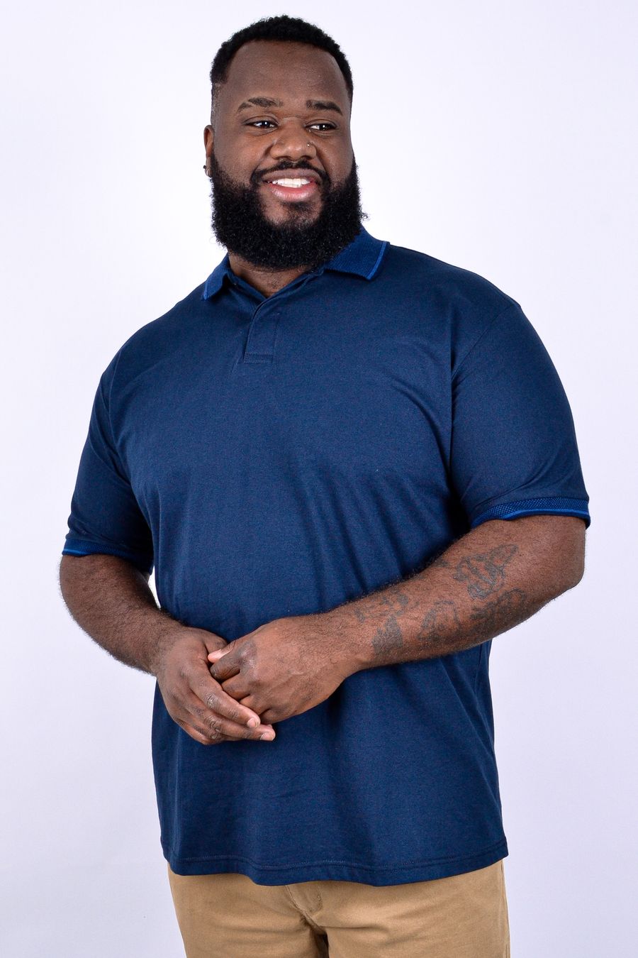 Polo masculina em meia malha com friso na gola e punhos azul marinho