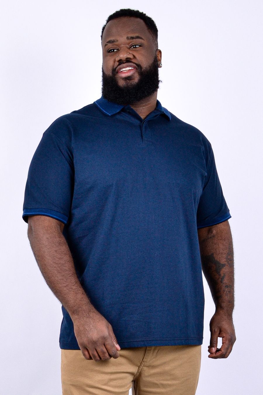 Polo masculina em meia malha com friso na gola e punhos azul marinho