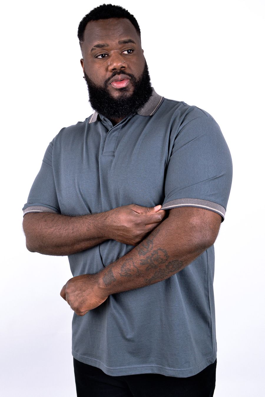 Polo masculina em meia malha com friso na gola e punhos cinza chumbo