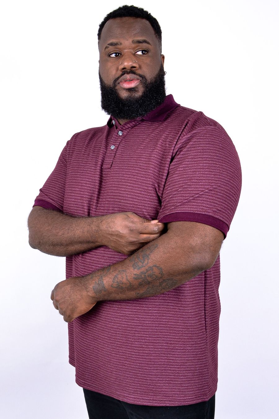 Polo masculina em malha com textura listrada vinho