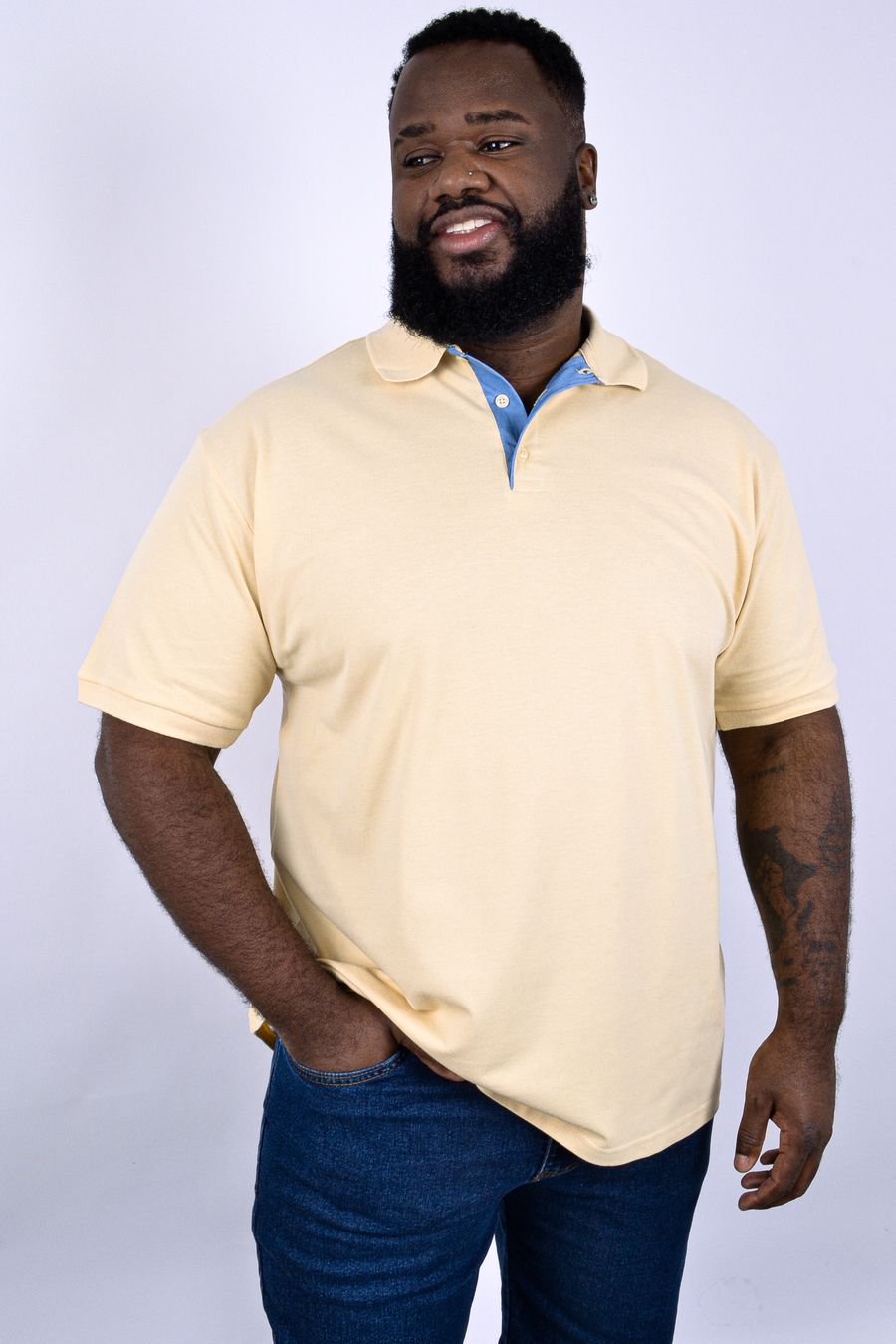 Polo masculina em piquet com detalhe na vista amarelo