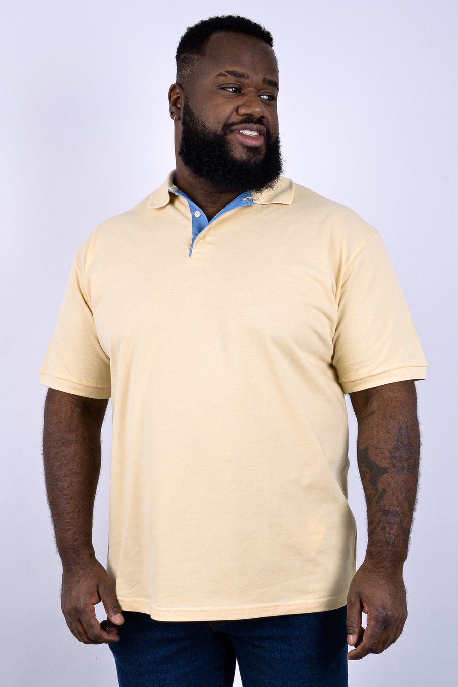 Polo masculina em piquet com detalhe na vista amarelo