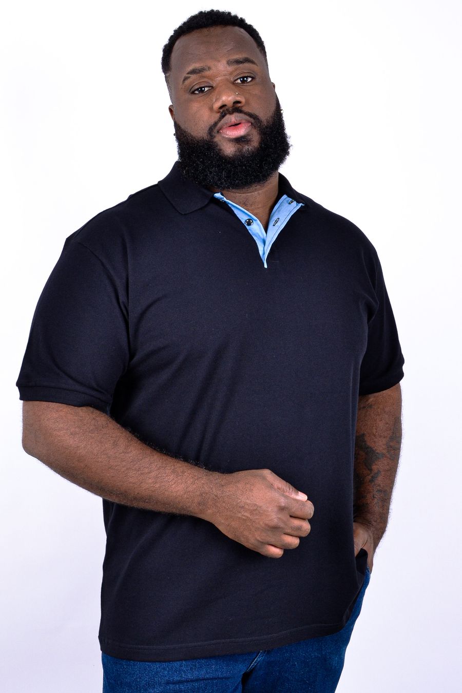 Polo masculina em piquet com detalhe na vista preto