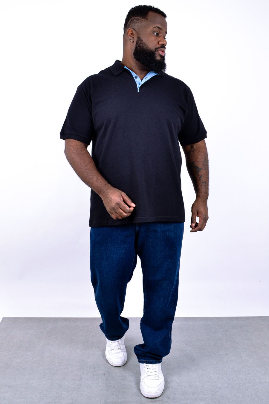 Polo masculina em piquet com detalhe na vista preto