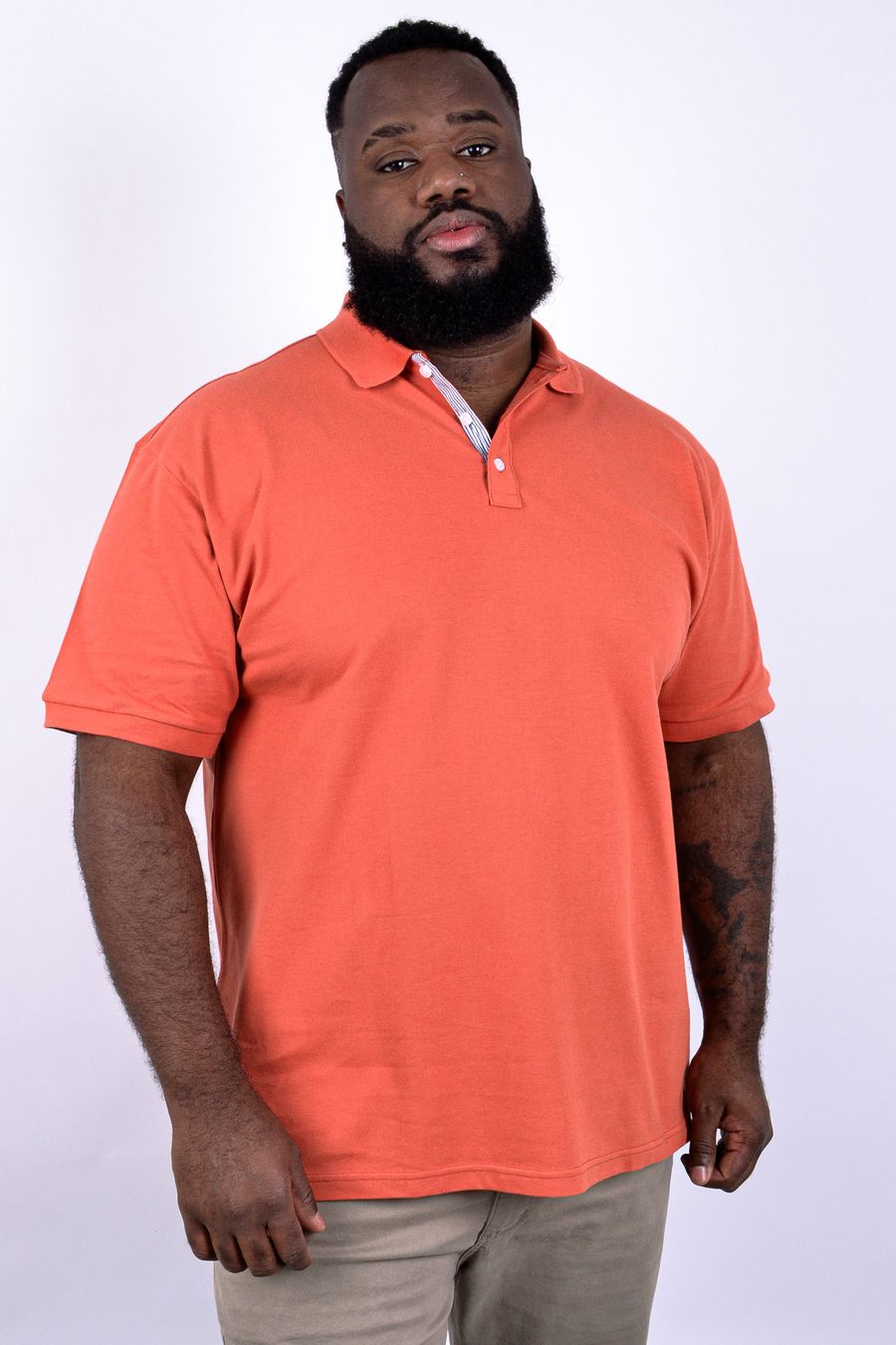 Polo masculina em piquet com detalhe listrado na vista laranja